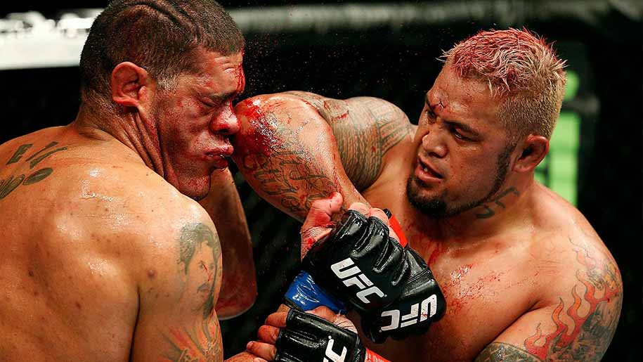 Câu chuyện chiếc áo bị Tony Ferguson tắm máu của BLV Jon Anik